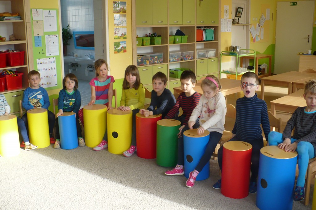 Děti hrají na bubny.