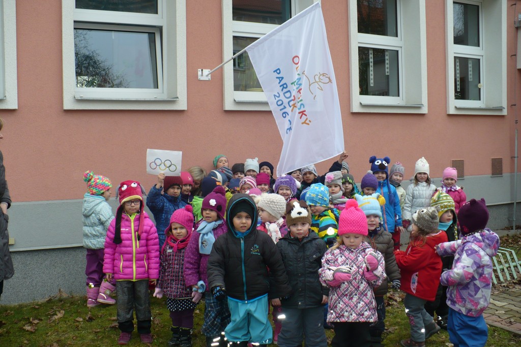 Děti se fotí s vlajkou olympijského parku.