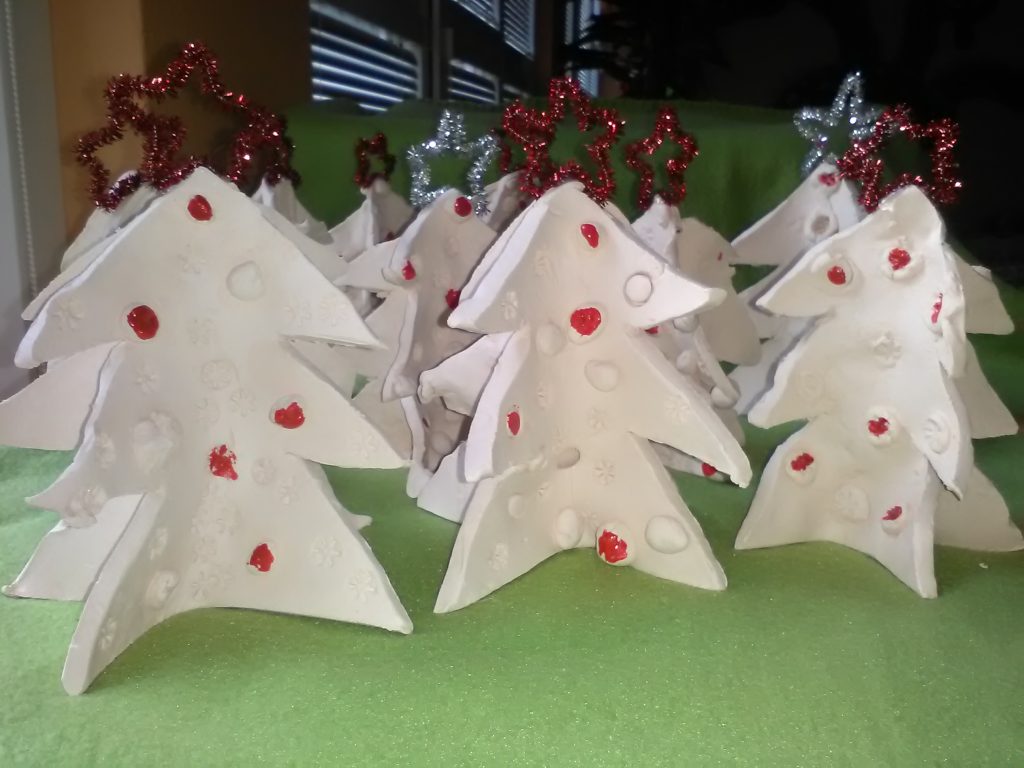 Keramické vánoční stromečky.