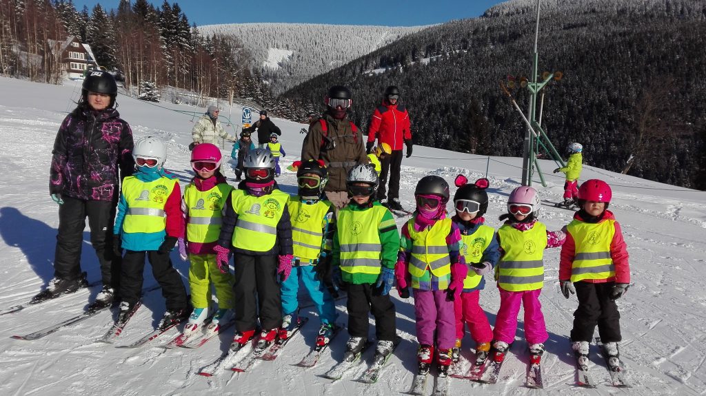Děti se fotí na lyžích.