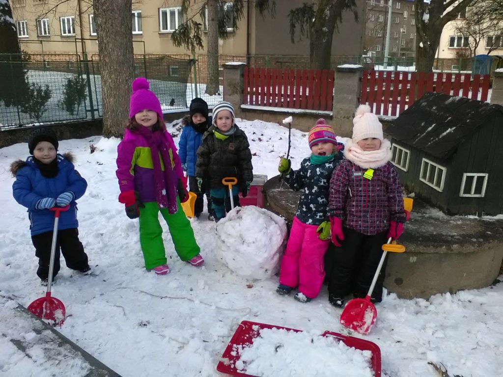 Děti si hrají na sněhu.