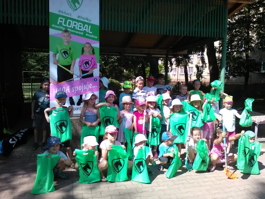 Děti ukazují zelené tašky.