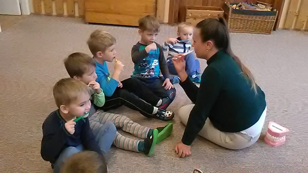 Děti se učí čistit zoubky.