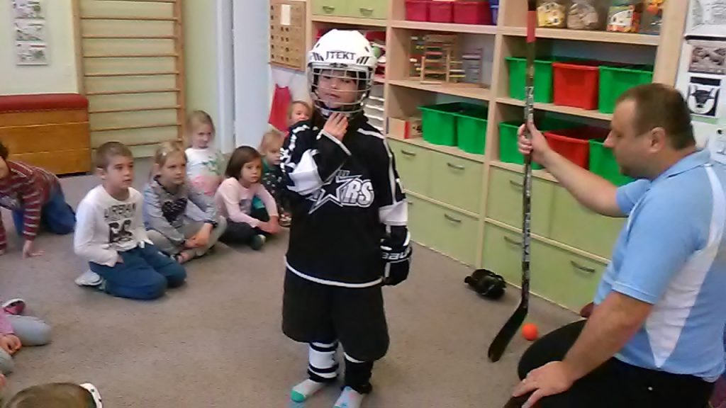 Holčička zkouší dres na hokejbal.