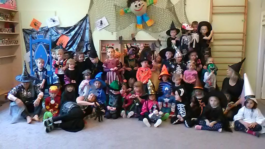 Děti se fotí v halloweenských kostýmech.