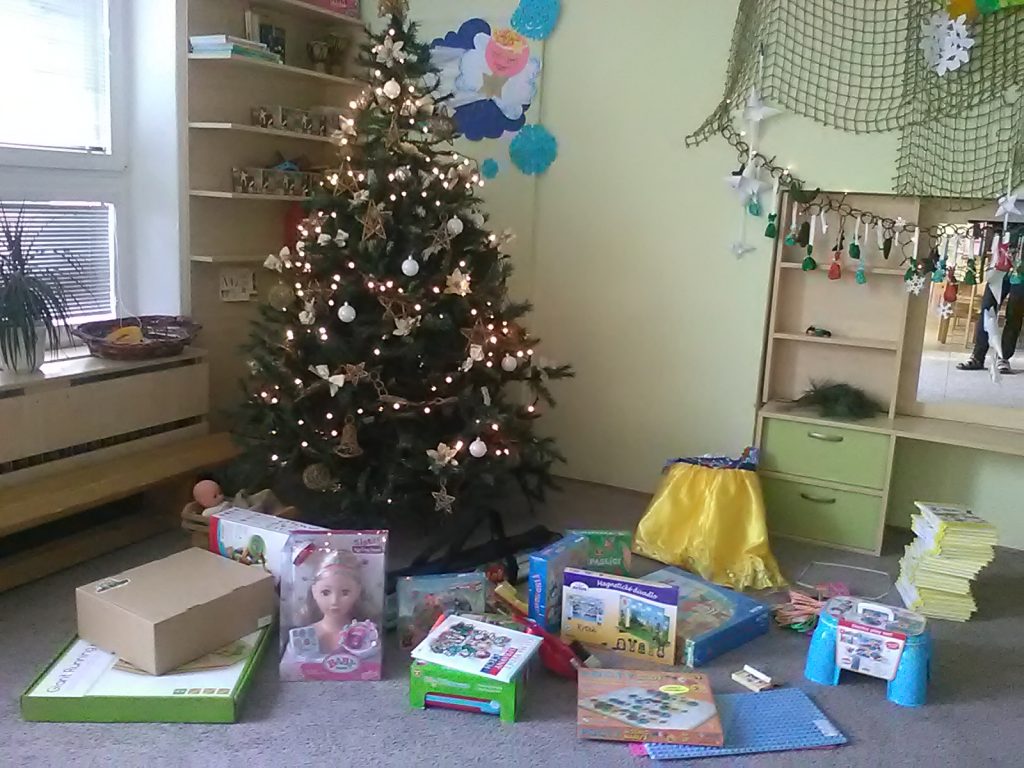Vánoční stromeček a pod ním jsou dárečky.