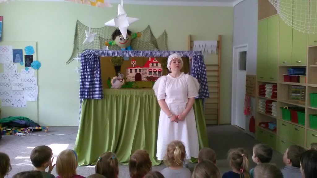 Herečka hraje divadlo pro děti.