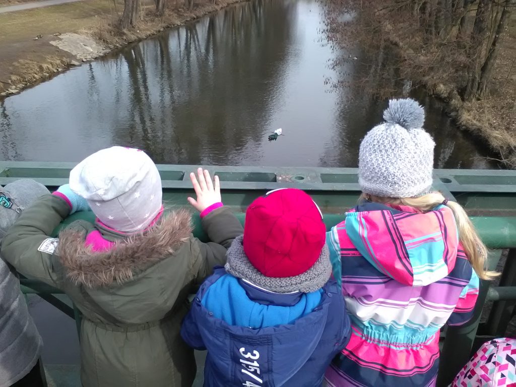 Děti se dívají na odplouvající Morenu.