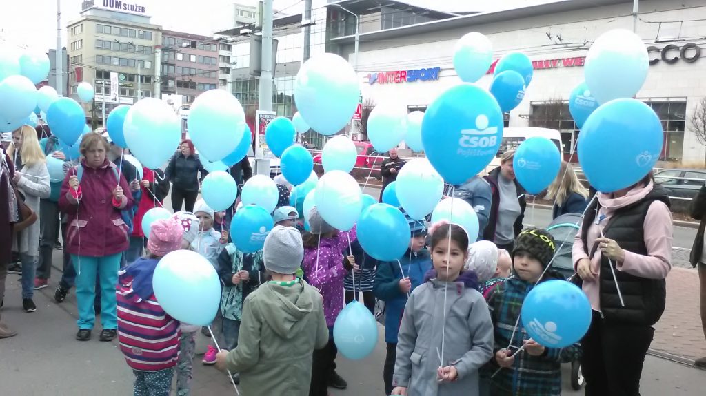 Děti s modrými balónky.