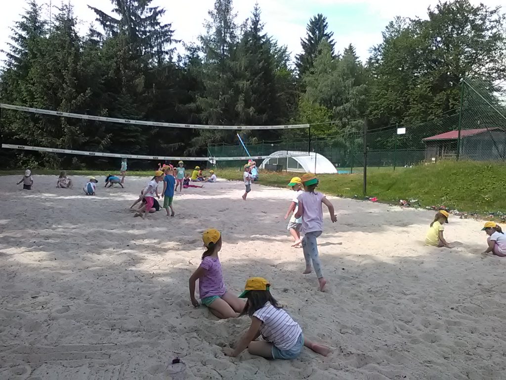 Děti si hrají v písku.