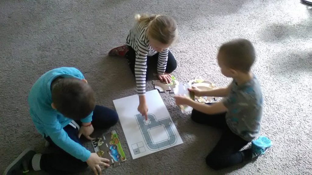 Děti se učí orientovat na mapě.