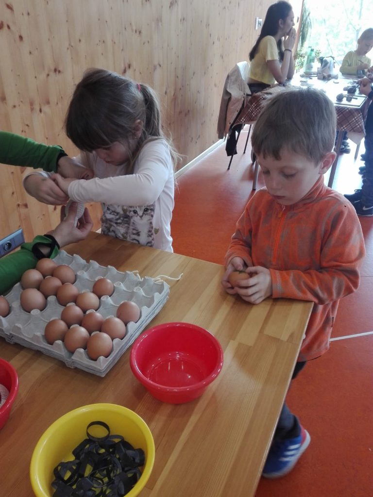 Děti pracují s vajíčky.