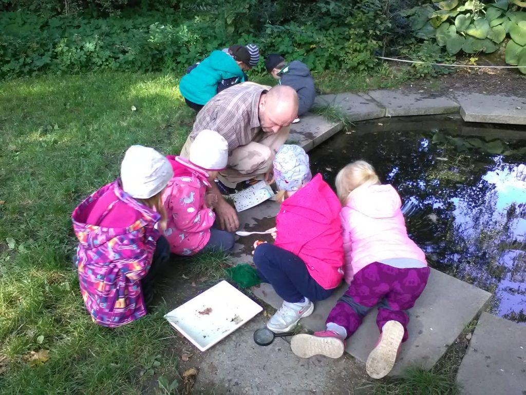Děti zjišťují, co žije v rybníčku.