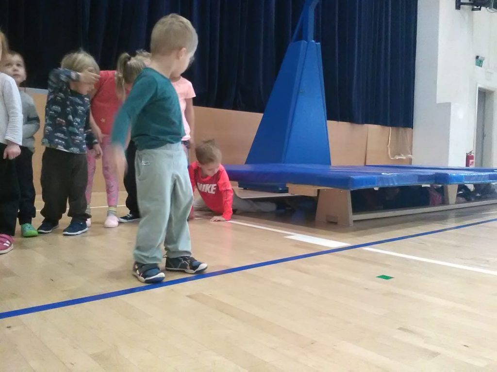 Děti cvičí v sokolovně.