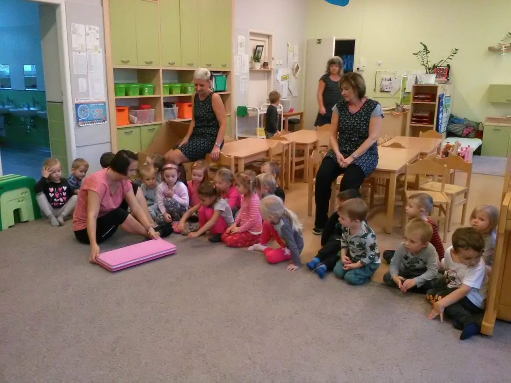 Paní vysvětluje dětem, jak se cvičí s pomůckami Bobles.