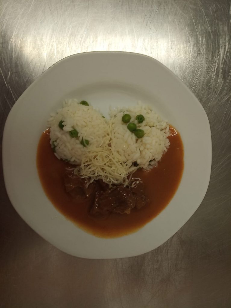 Mexický guláš s hráškovou rýží a sýrem