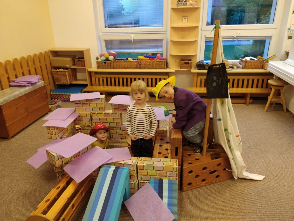 Děti si postavily pevnost.