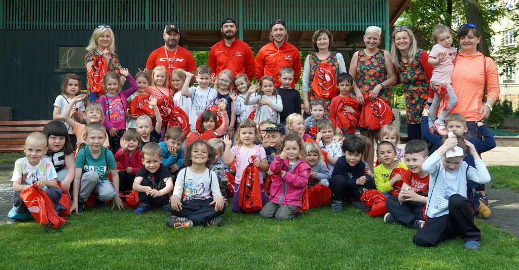 Skupinové foto dětí, personálu mateřské školy a trenérů.