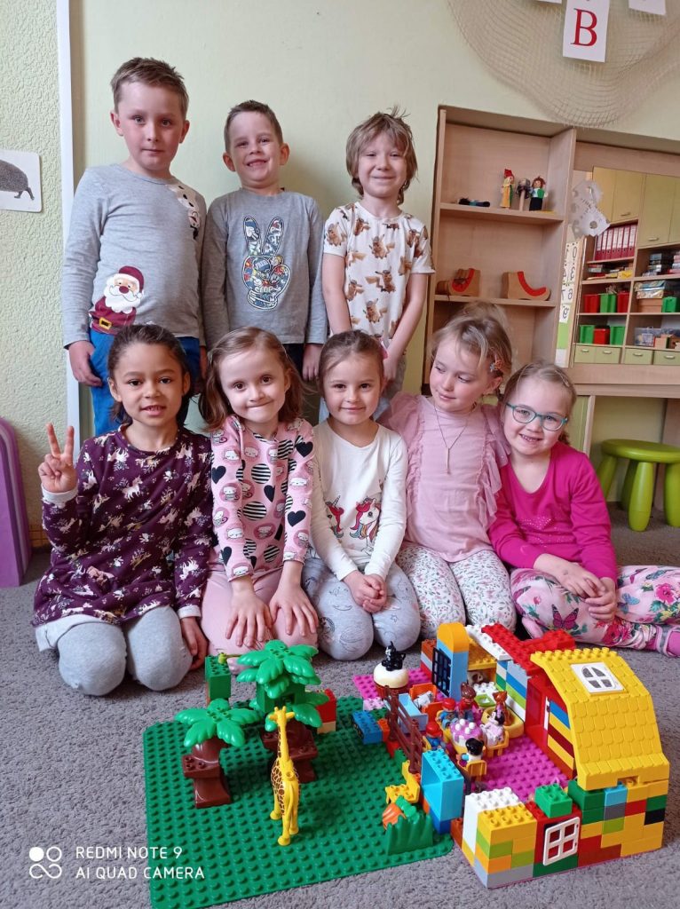 Děti postavily lego.