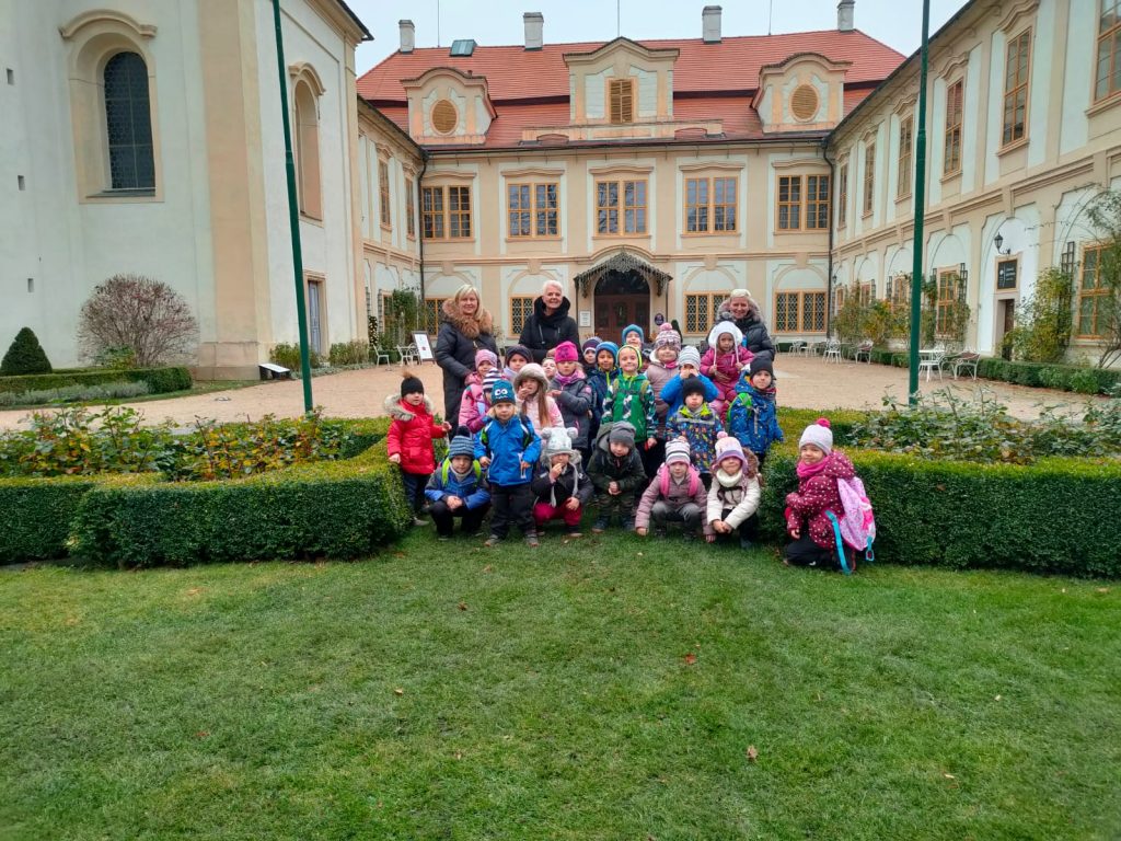 Děti se fotí u zámku.