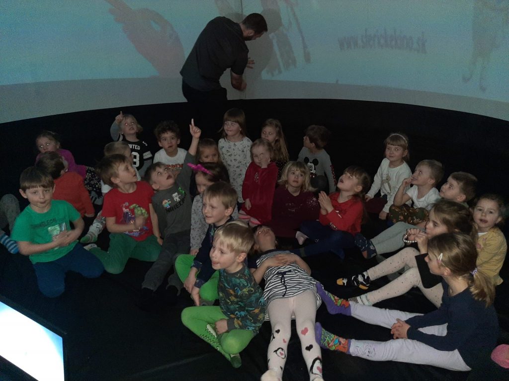 Děti ve sférickém kině.