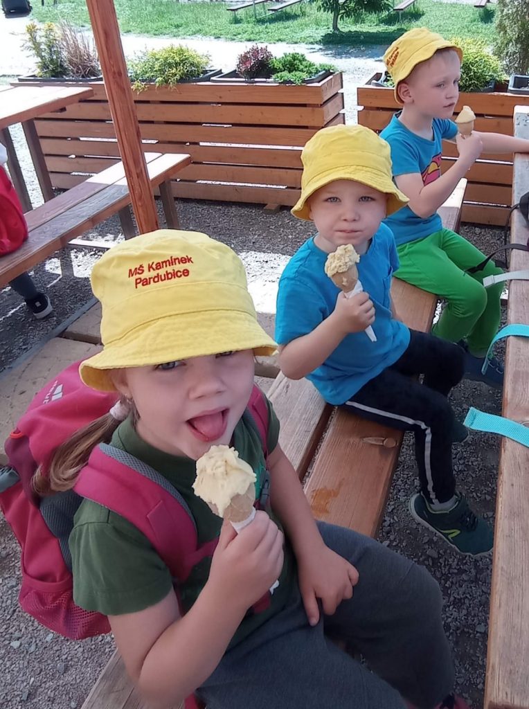 Děti si pochutnávají na zmrzlině.