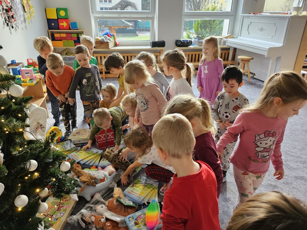 Děti si prohlížejí dárky od Ježíška.