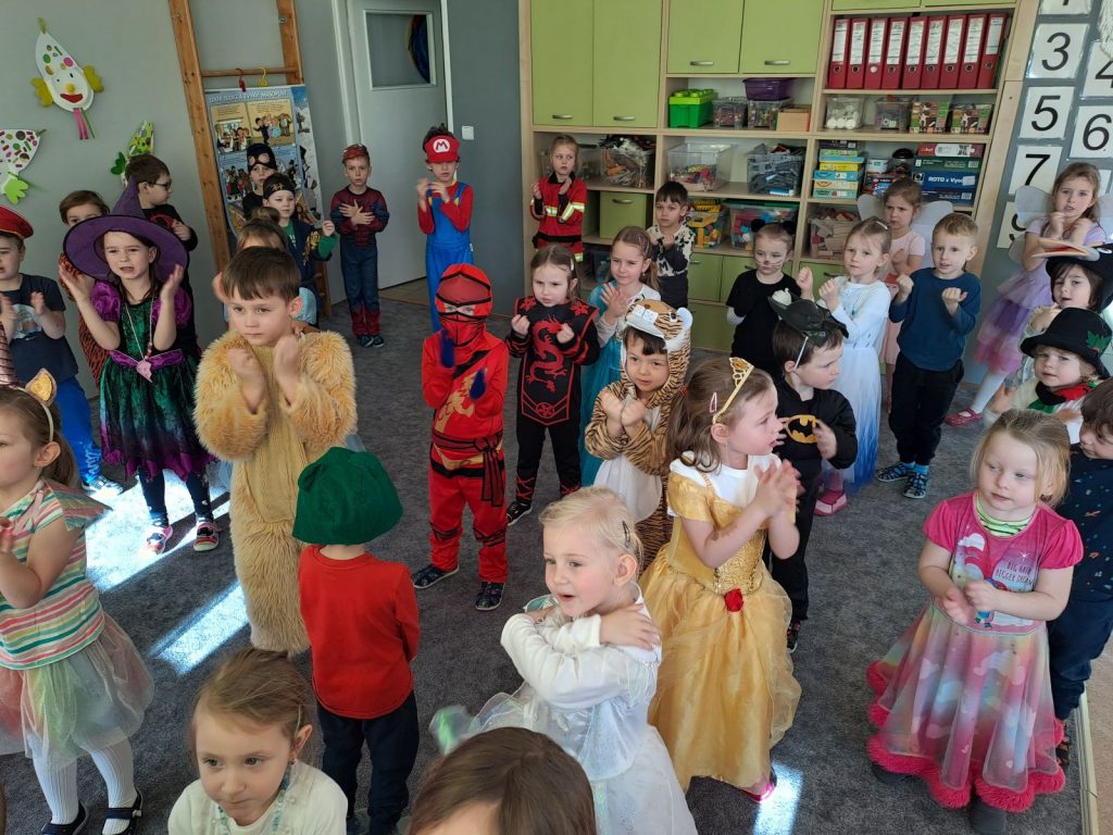 Děti tančí v kostýmech.