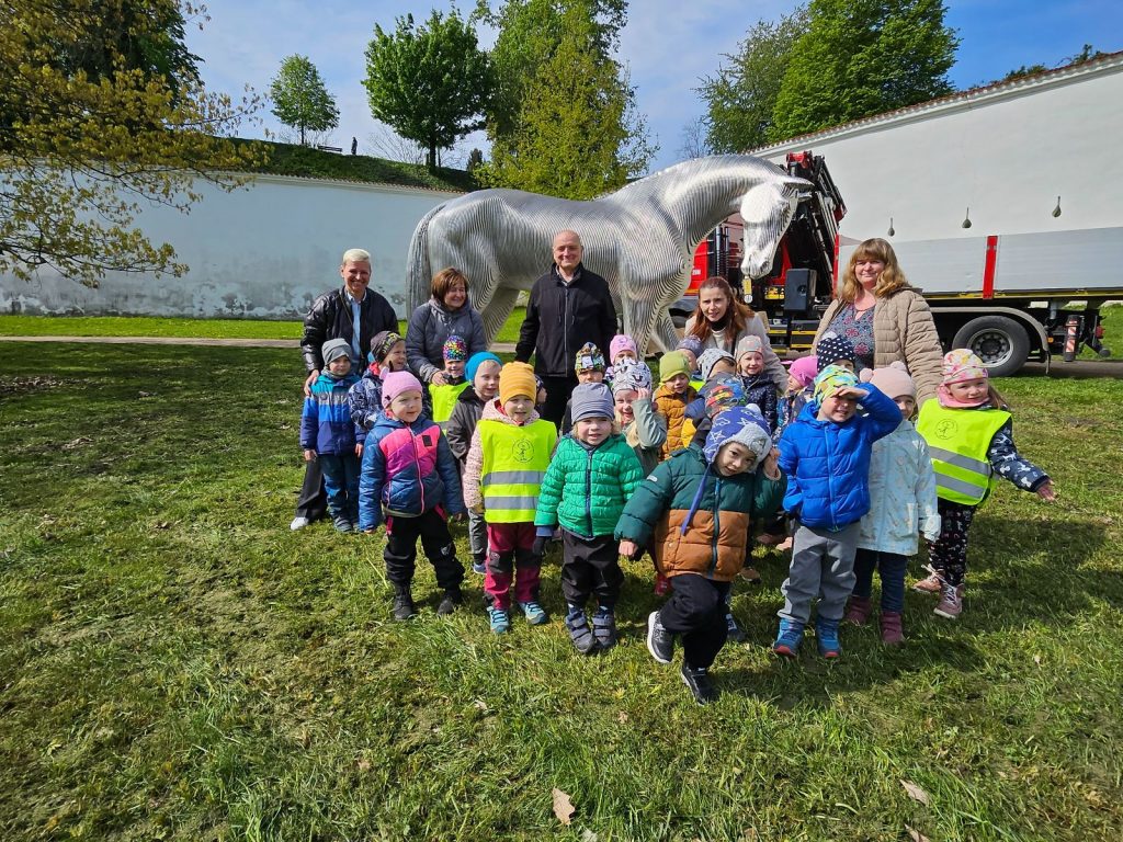 Děti se vyfotily s ocelovým koněm a jeho autorem.