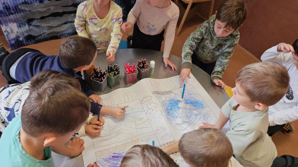 Děti kreslí mraky.