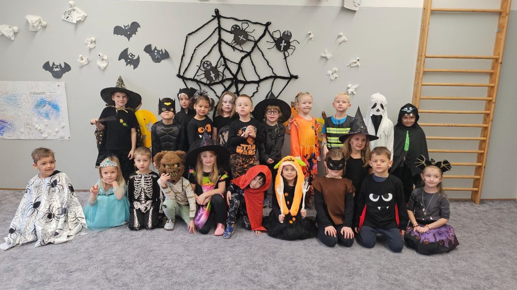 Děti se fotí v kostýmech.
