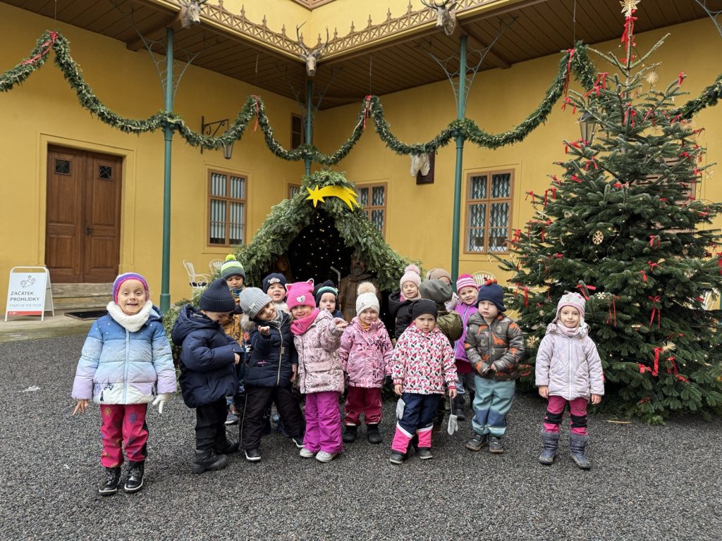 Děti se fotí u Betlému.