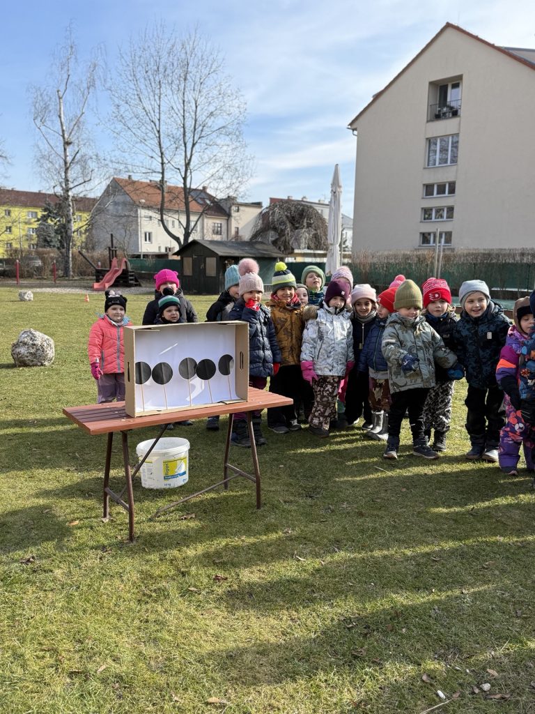 Děti jsou na zahradě.