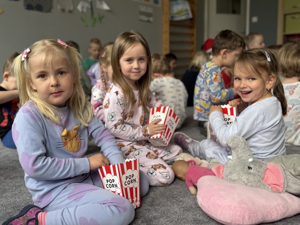 Holčičky jedí popcorn.