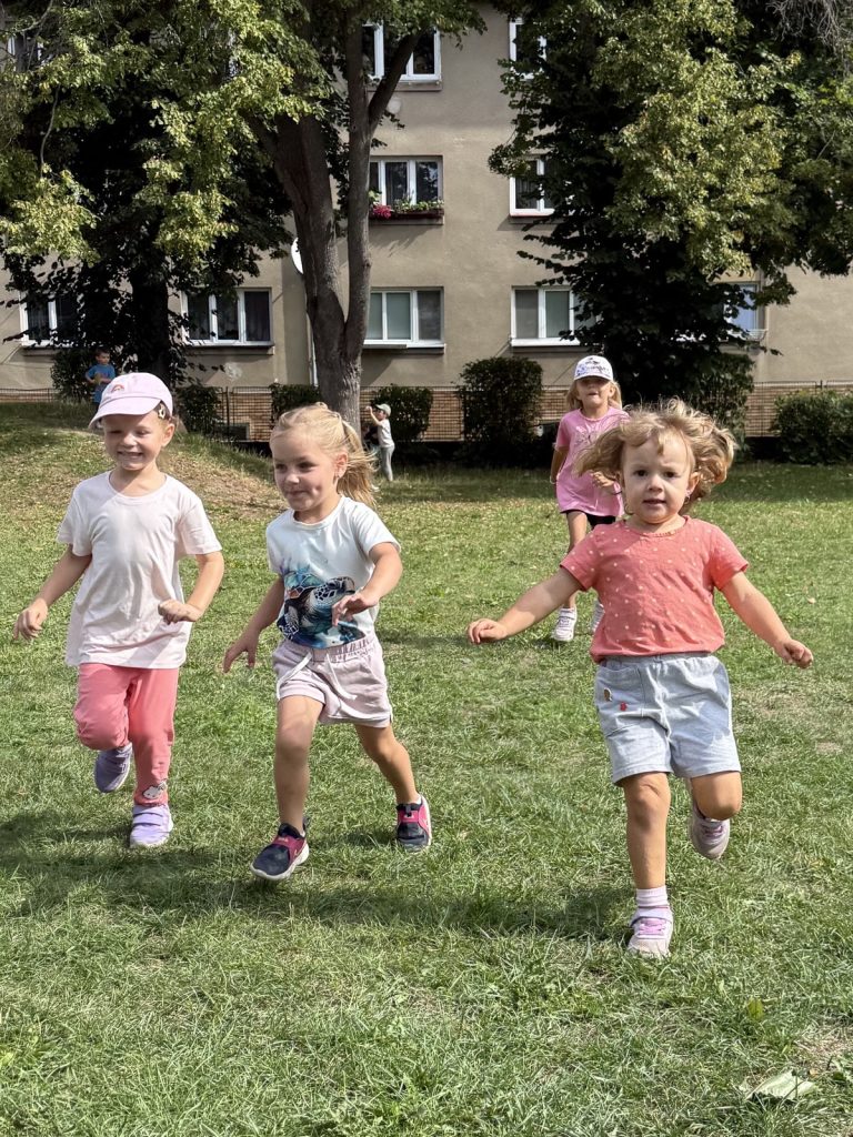Děti si hrají na školní zahradě.