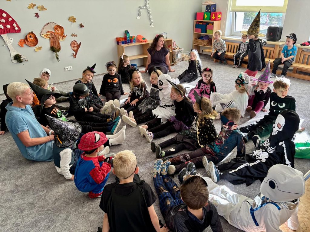 Děti v halloweenských maskách.